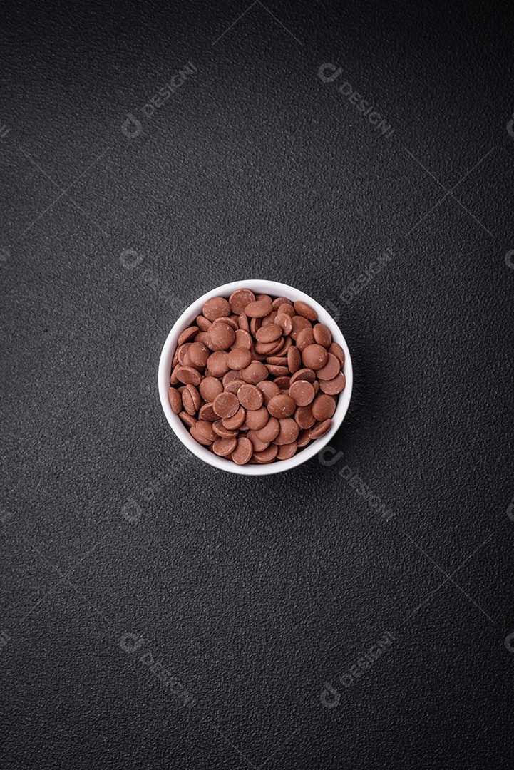 Grânulos redondos de chocolate doce de confeitaria como ingrediente ou preparação para a preparação de deliciosas sobremesas. Fazendo doces em casa