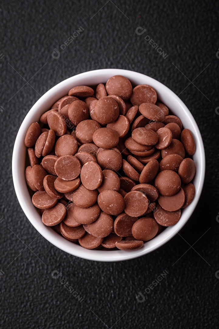 Grânulos redondos de chocolate doce de confeitaria como ingrediente ou preparação para a preparação de deliciosas sobremesas. Fazendo doces em casa