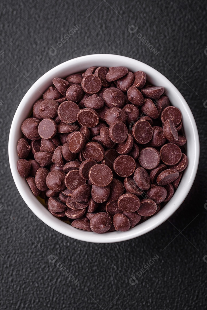 Grânulos redondos de chocolate doce de confeitaria como ingrediente ou preparação para a preparação de deliciosas sobremesas. Fazendo doces em casa