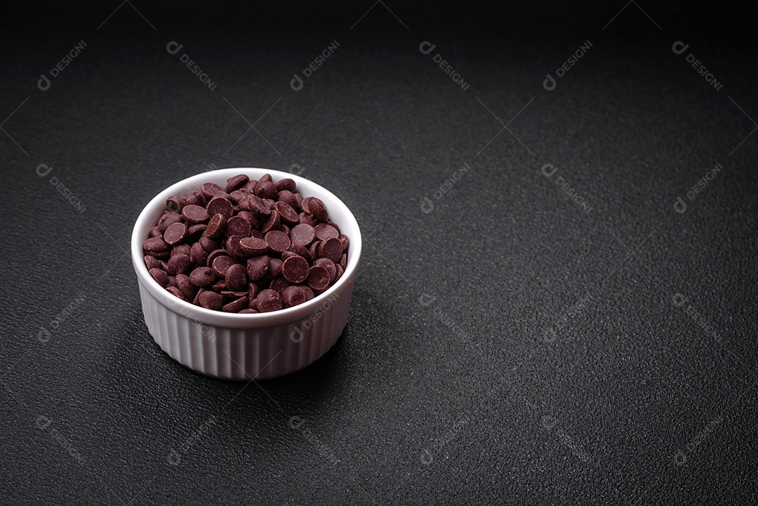 Grânulos redondos de chocolate doce de confeitaria como ingrediente ou preparação para a preparação de deliciosas sobremesas. Fazendo doces em casa