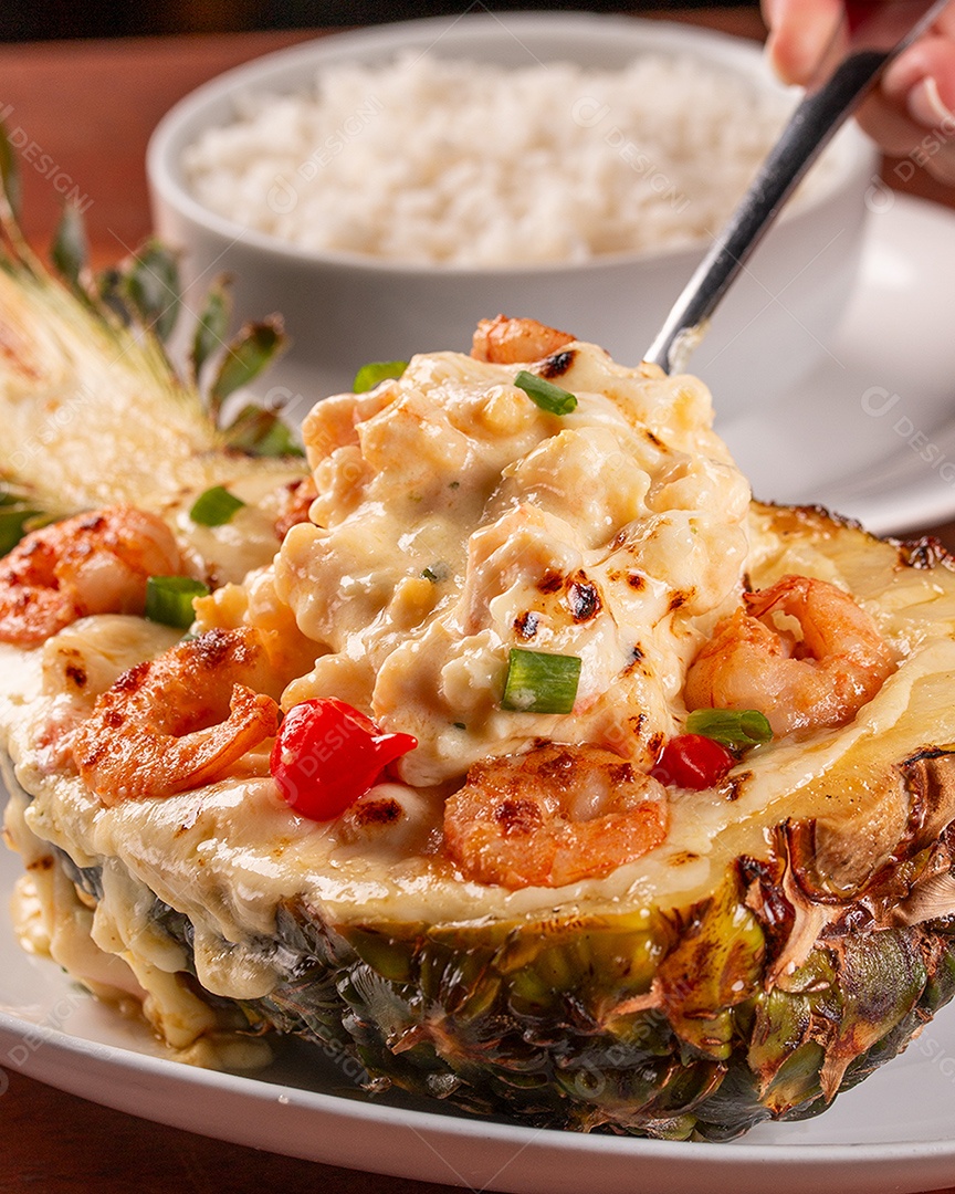 Delicioso Prato de Camarão no Abacaxi