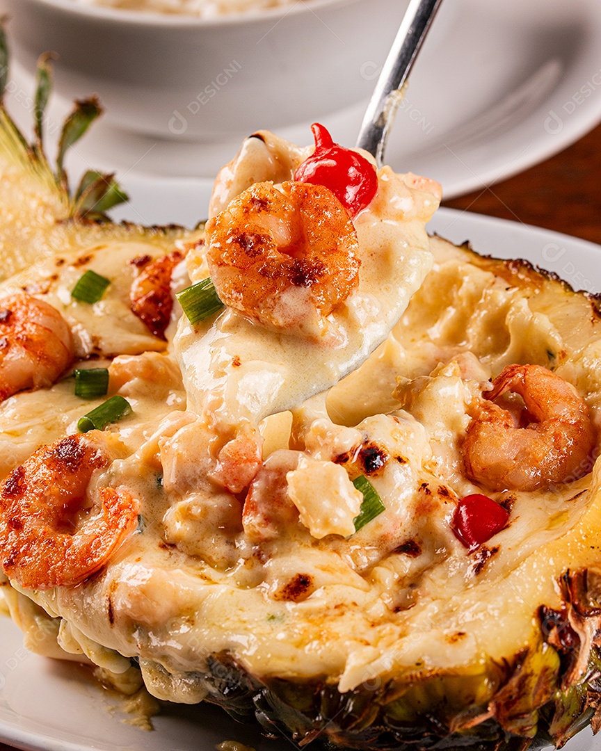 Delicioso prato de camarão no abacaxi