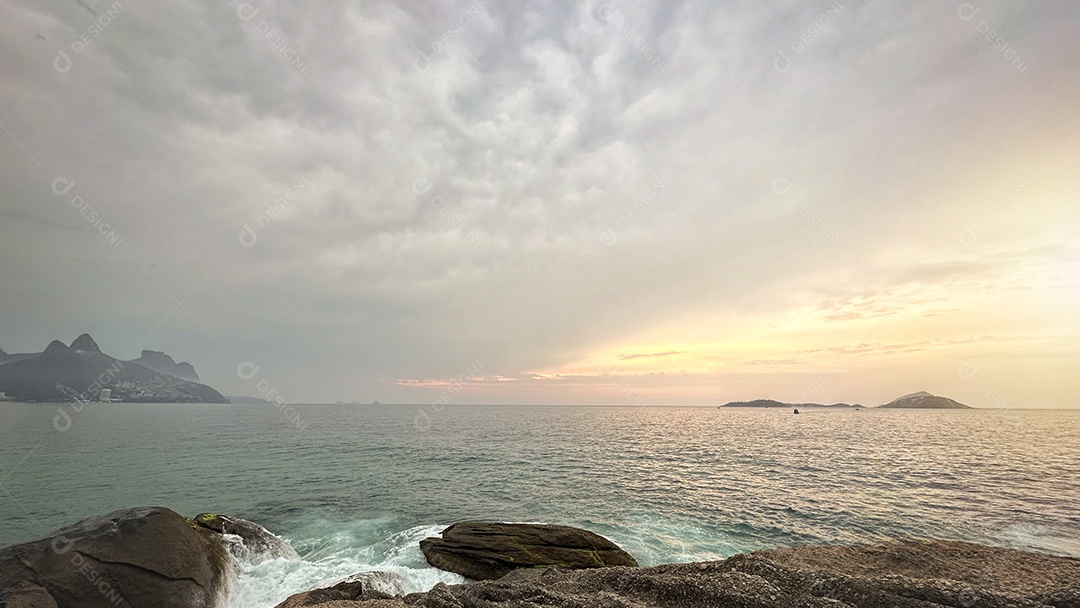 Mar aberto com pedreiras em um tarde com pôr do sol