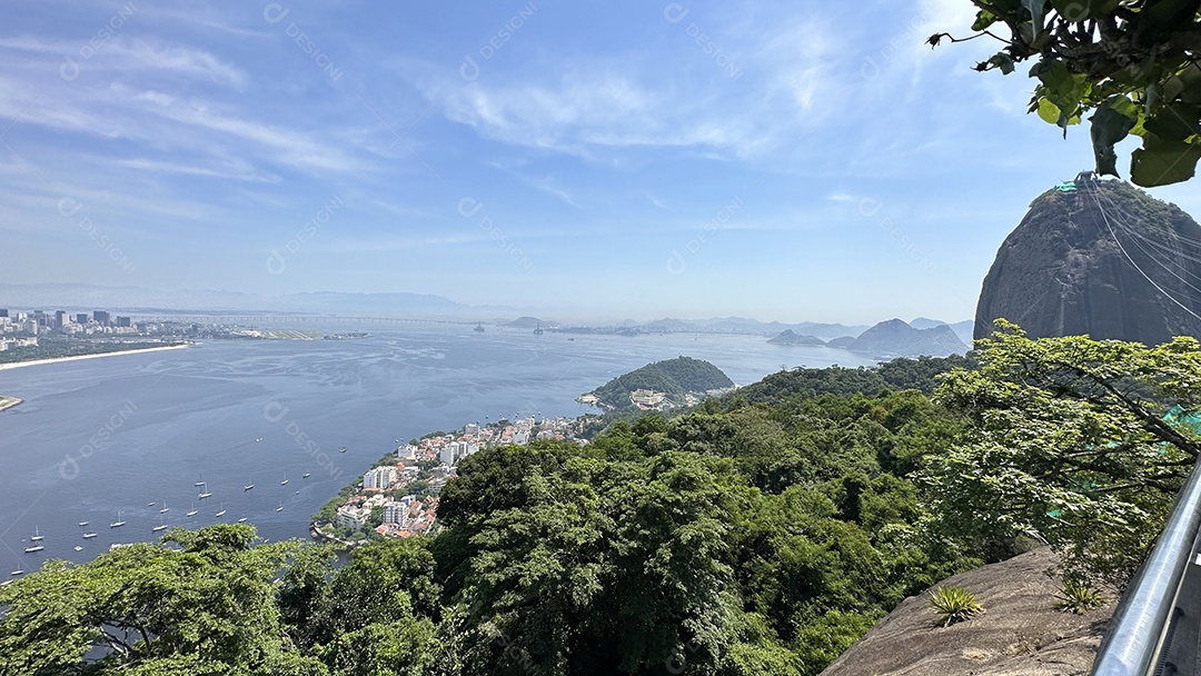 Bela vista de montanhas com teleférico
