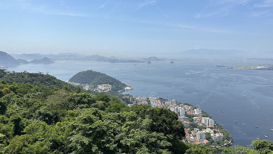 Vista de uma cidade beira mar