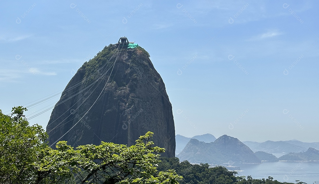 Bela vista de montanha com ligação de transporte teleférico