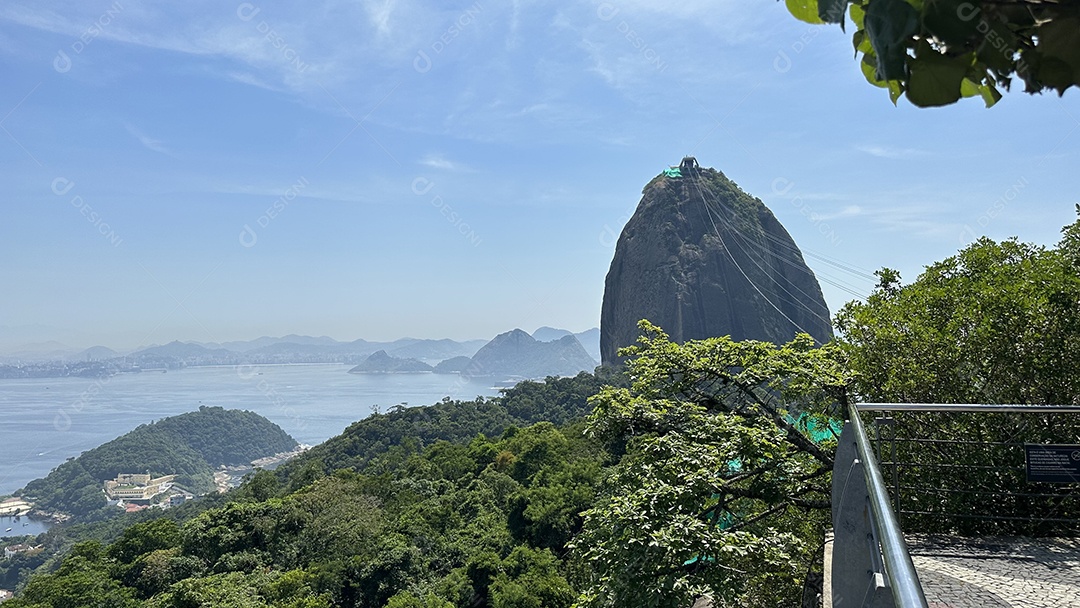 Montanha com ligação de transporte teleférico no Rio de Janeiro