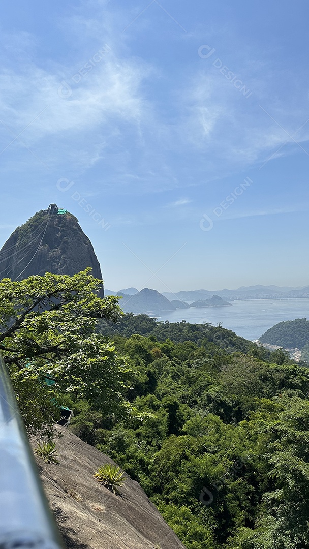 Bela vista de montanhas com teleférico