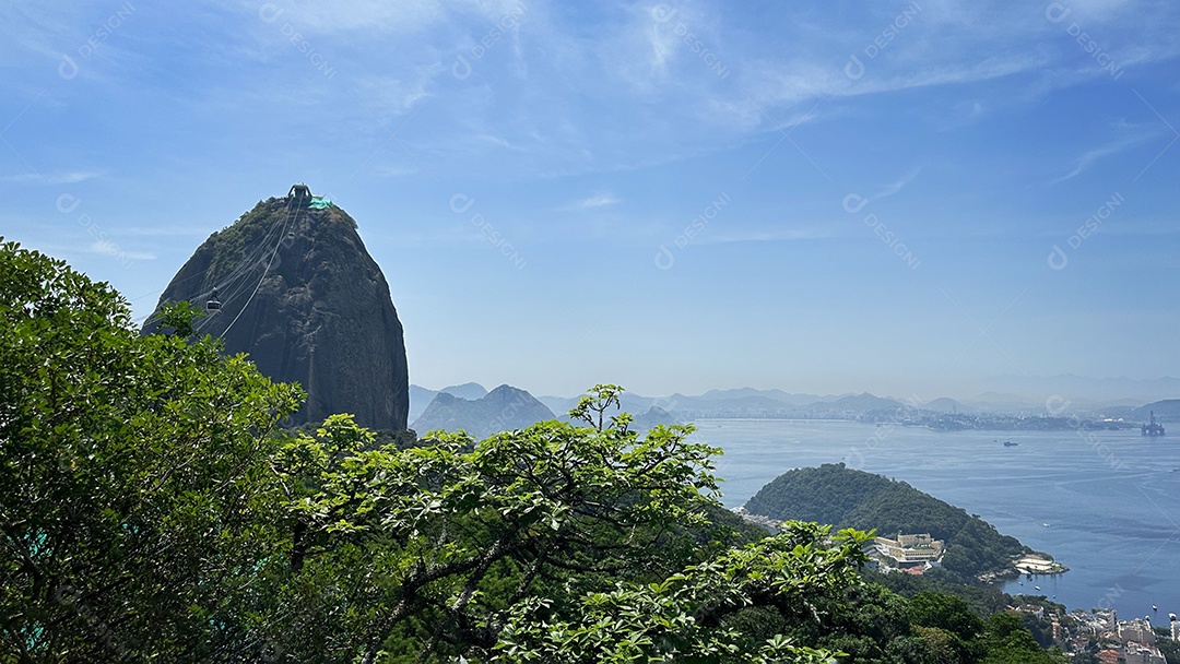Bela vista de montanhas com teleférico