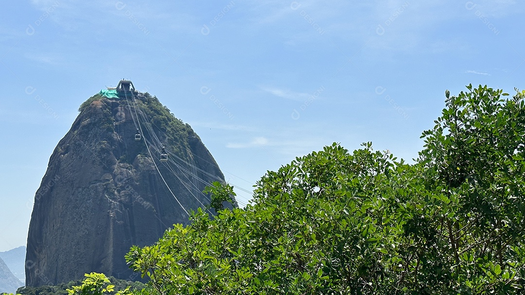 Bela vista de montanhas com teleférico