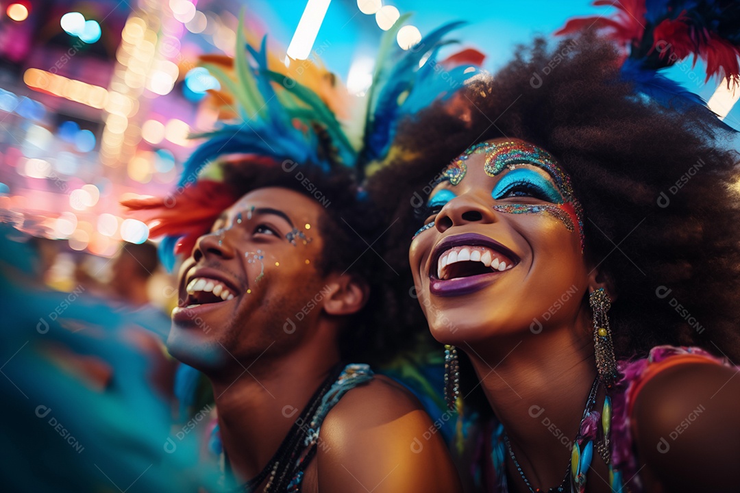 Dois amigos se divertindo no carnaval