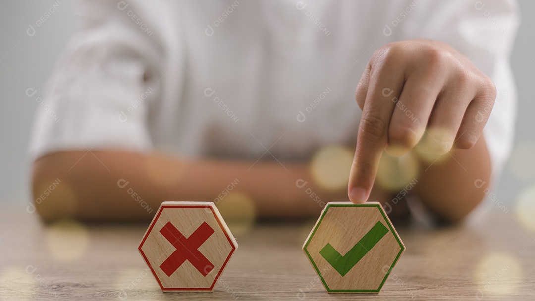 Blocos de madeira sobre fundo isolado