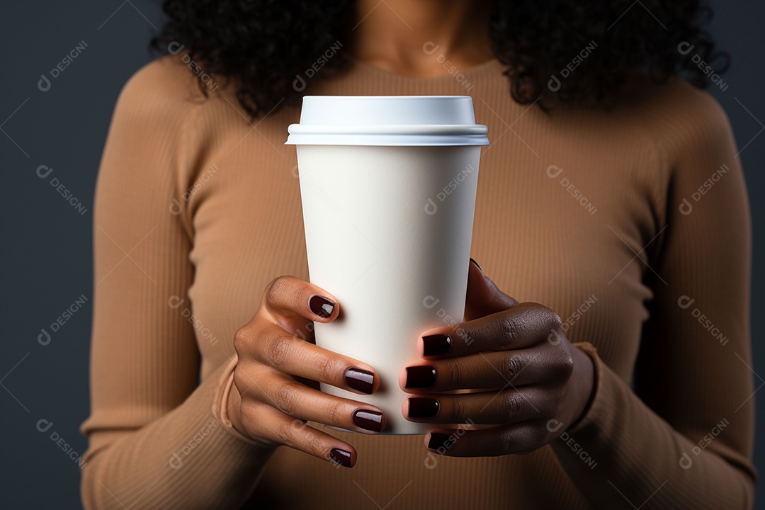 Mulheres segurando um copo de papelão com café para viagem