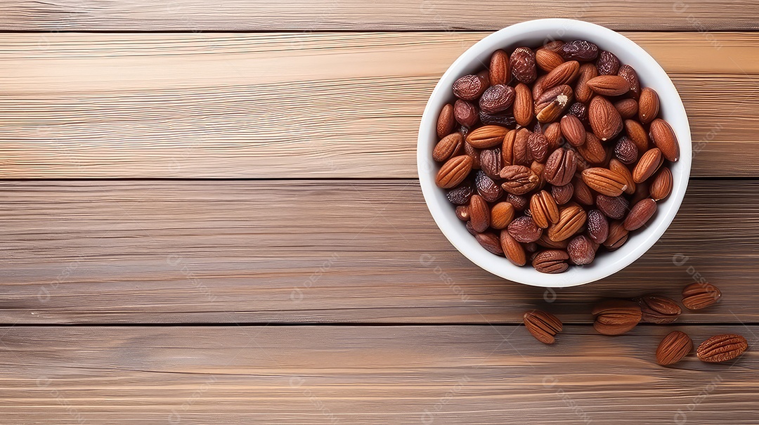 Tâmaras em uma tigela sobre fundo de madeira