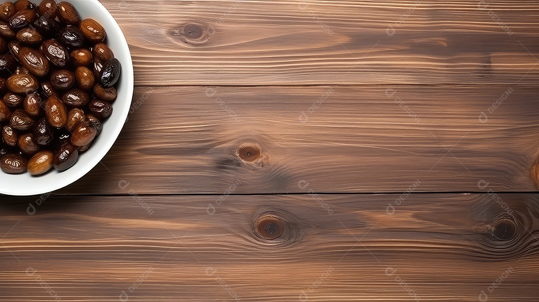 Tâmaras em uma tigela sobre fundo de madeira