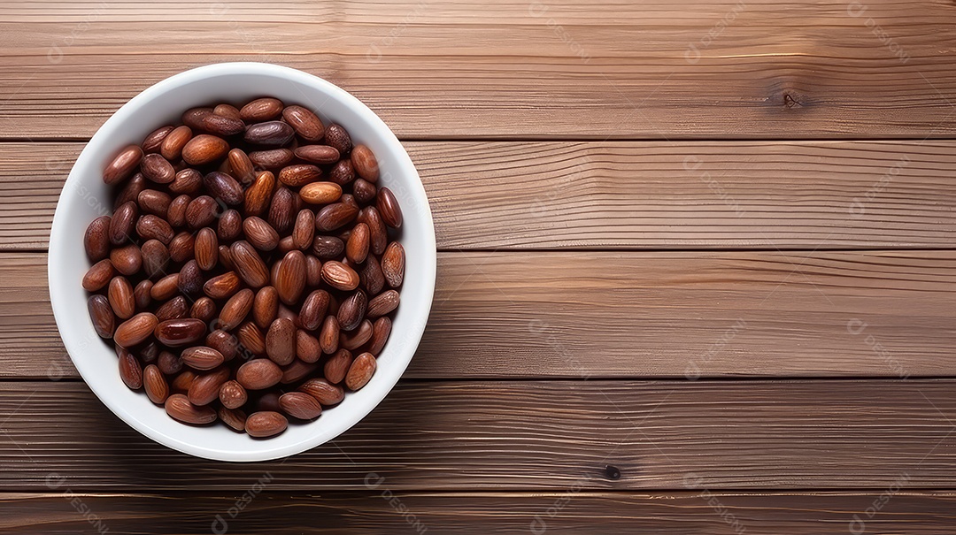Tâmaras em uma tigela sobre fundo de madeira