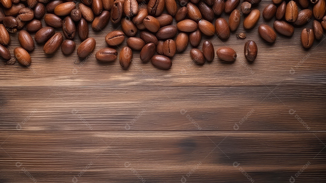 Grãos de café em fundo de madeira