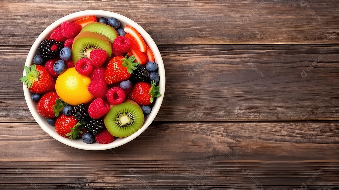 Frutas vermelhas frescas em uma tigela sobre uma mesa de madeira
