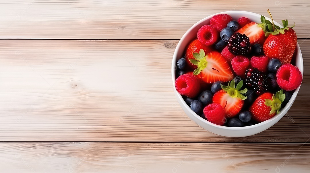 Frutas vermelhas frescas em uma tigela sobre uma mesa de madeira