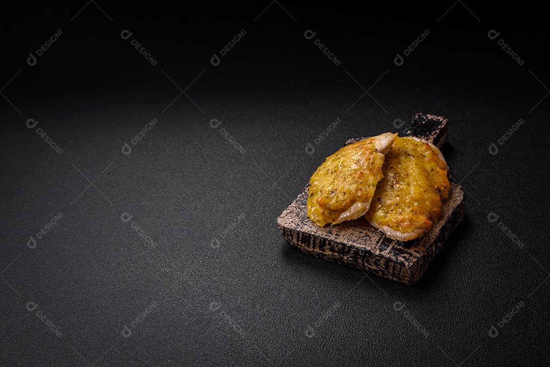 Deliciosa carne frita com mostarda Dijon com sal, especiarias e ervas sobre fundo escuro de concreto