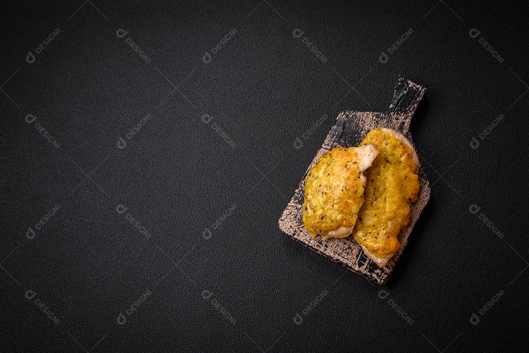 Deliciosa carne frita com mostarda Dijon com sal, especiarias e ervas sobre fundo escuro de concreto