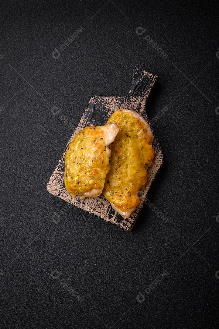 Deliciosa carne frita com mostarda Dijon com sal, especiarias e ervas sobre fundo escuro de concreto