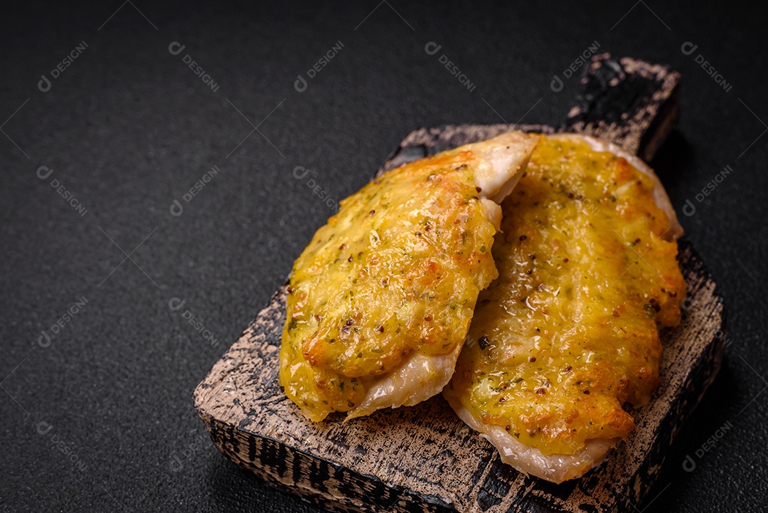 Deliciosa carne frita com mostarda Dijon com sal, especiarias e ervas sobre fundo escuro de concreto