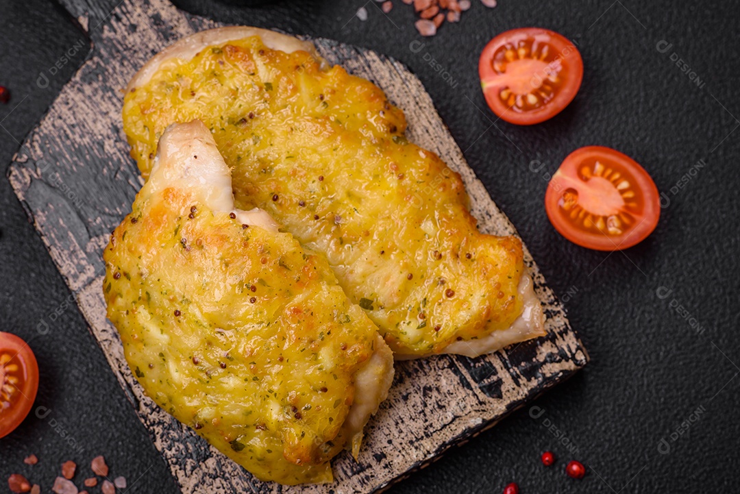 Deliciosa carne frita com mostarda Dijon com sal, especiarias e ervas sobre fundo escuro de concreto