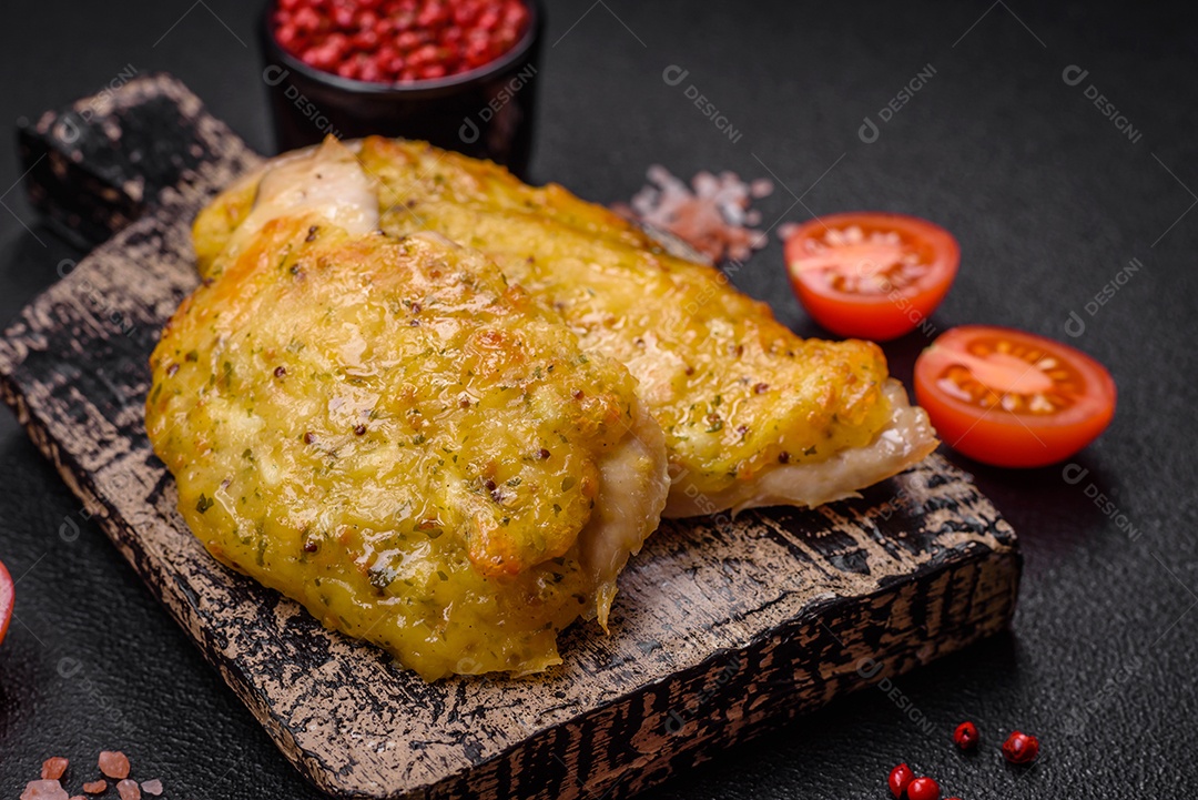 Deliciosa carne frita com mostarda Dijon com sal, especiarias e ervas sobre fundo escuro de concreto