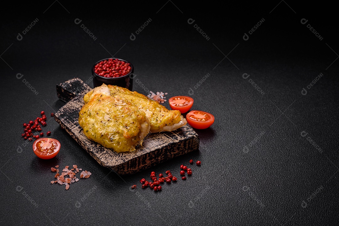 Deliciosa carne frita com mostarda Dijon com sal, especiarias e ervas sobre fundo escuro de concreto