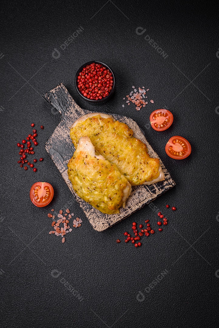 Deliciosa carne frita com mostarda Dijon com sal, especiarias e ervas sobre fundo escuro de concreto