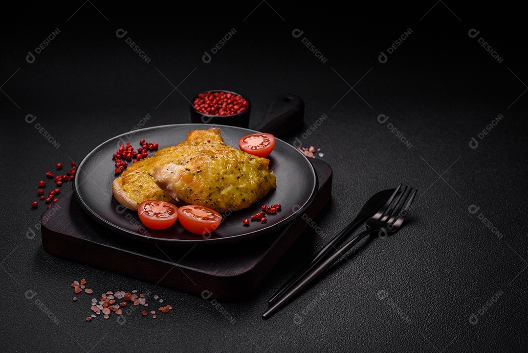 Deliciosa carne frita com mostarda Dijon com sal, especiarias e ervas sobre fundo escuro de concreto