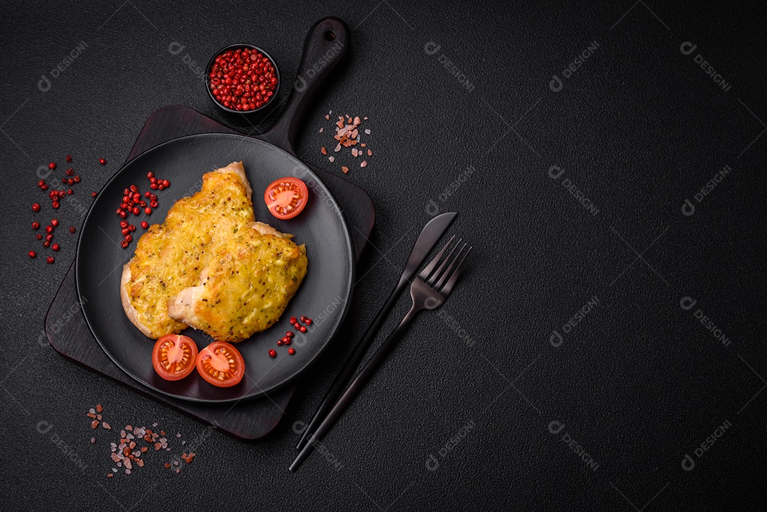 Deliciosa carne frita com mostarda Dijon com sal, especiarias e ervas sobre fundo escuro de concreto