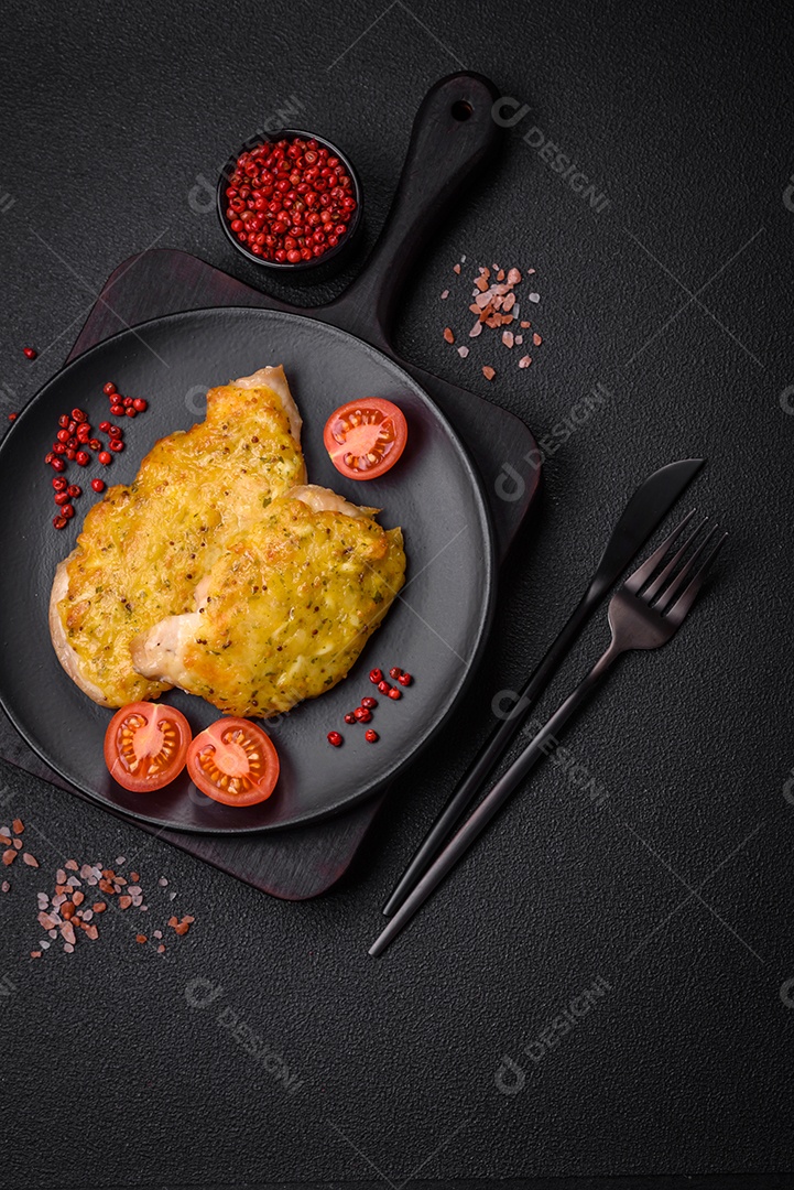 Deliciosa carne frita com mostarda Dijon com sal, especiarias e ervas sobre fundo escuro de concreto