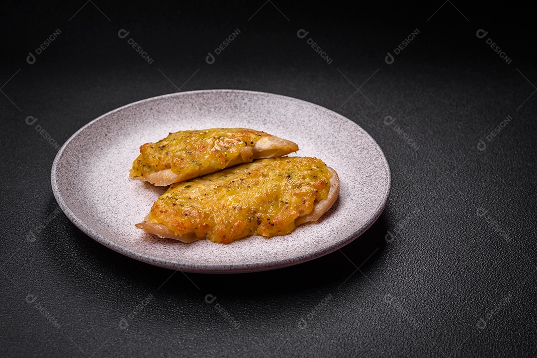 Deliciosa carne frita com mostarda Dijon com sal, especiarias e ervas sobre fundo escuro de concreto