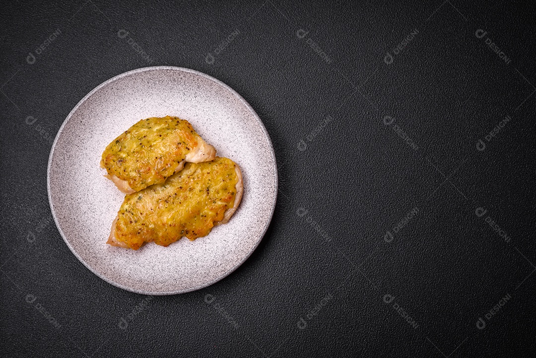 Deliciosa carne frita com mostarda Dijon com sal, especiarias e ervas sobre fundo escuro de concreto