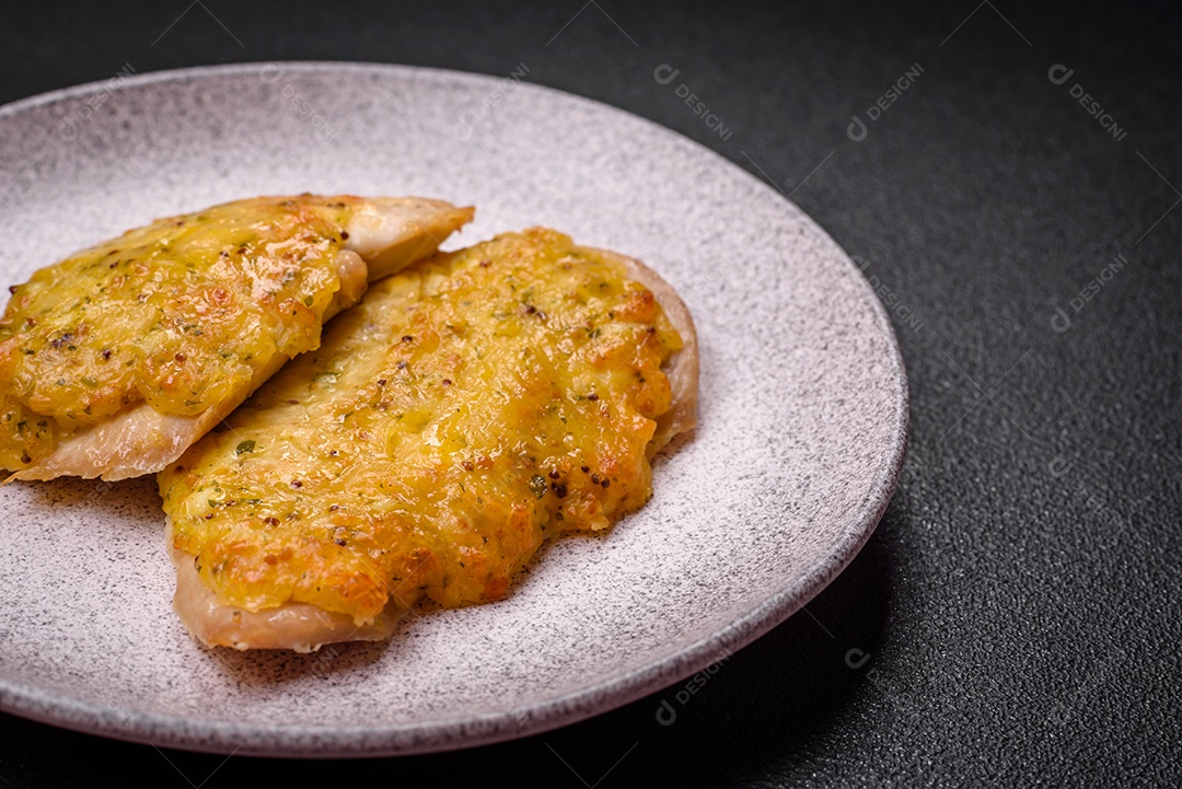 Deliciosa carne frita com mostarda Dijon com sal, especiarias e ervas sobre fundo escuro de concreto