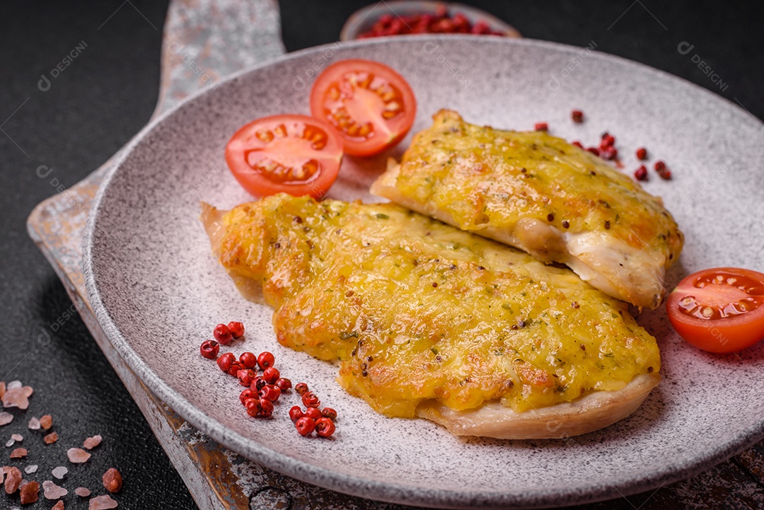 Deliciosa carne frita com mostarda Dijon com sal, especiarias e ervas sobre fundo escuro de concreto