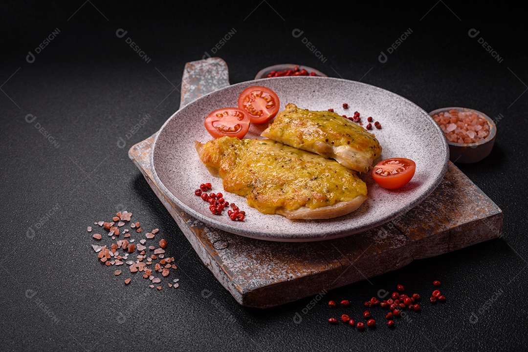 Deliciosa carne frita com mostarda Dijon com sal, especiarias e ervas sobre fundo escuro de concreto