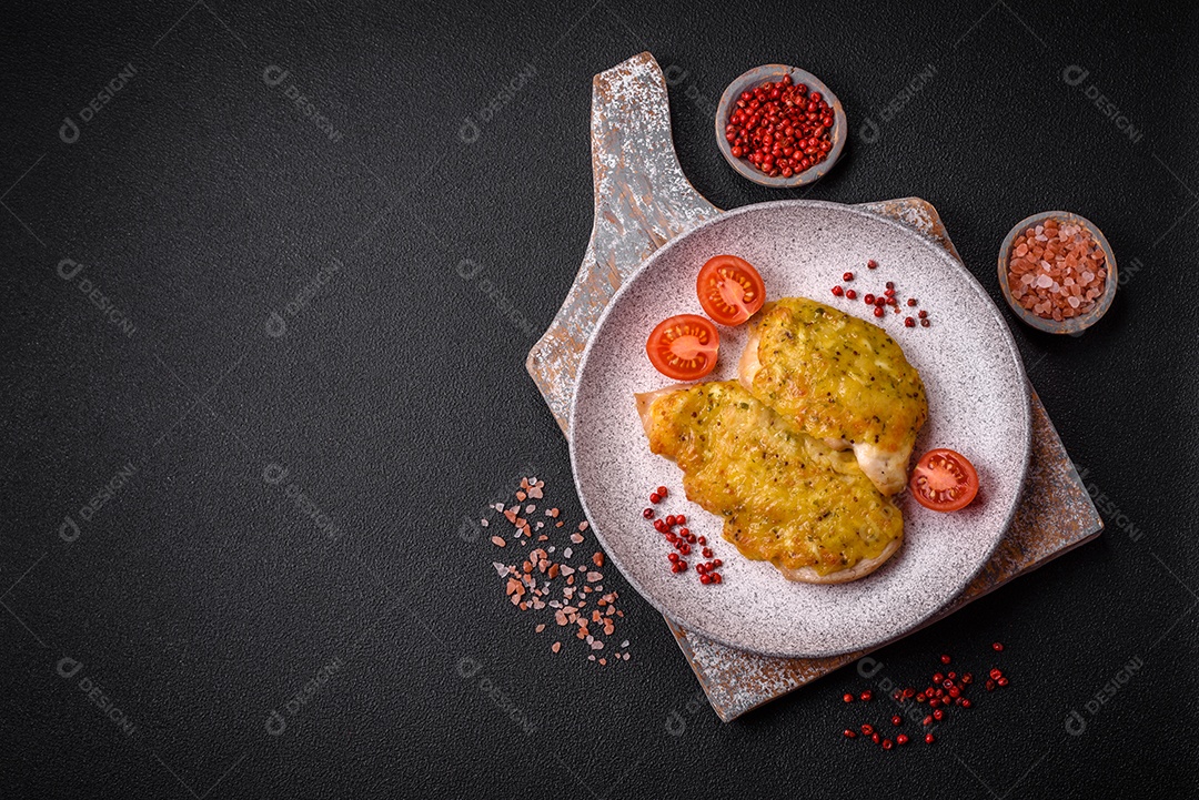 Deliciosa carne frita com mostarda Dijon com sal, especiarias e ervas sobre fundo escuro de concreto