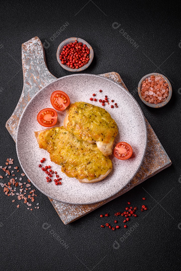 Deliciosa carne frita com mostarda Dijon com sal, especiarias e ervas sobre fundo escuro de concreto