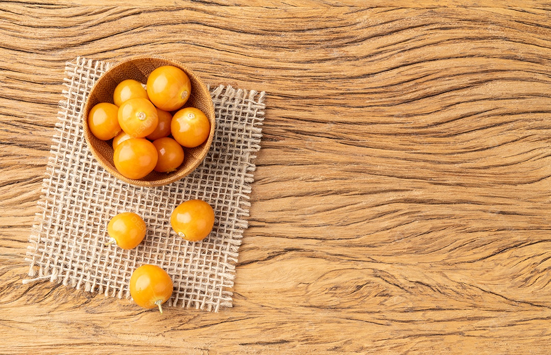 Physalis em uma tigela sobre uma mesa de madeira