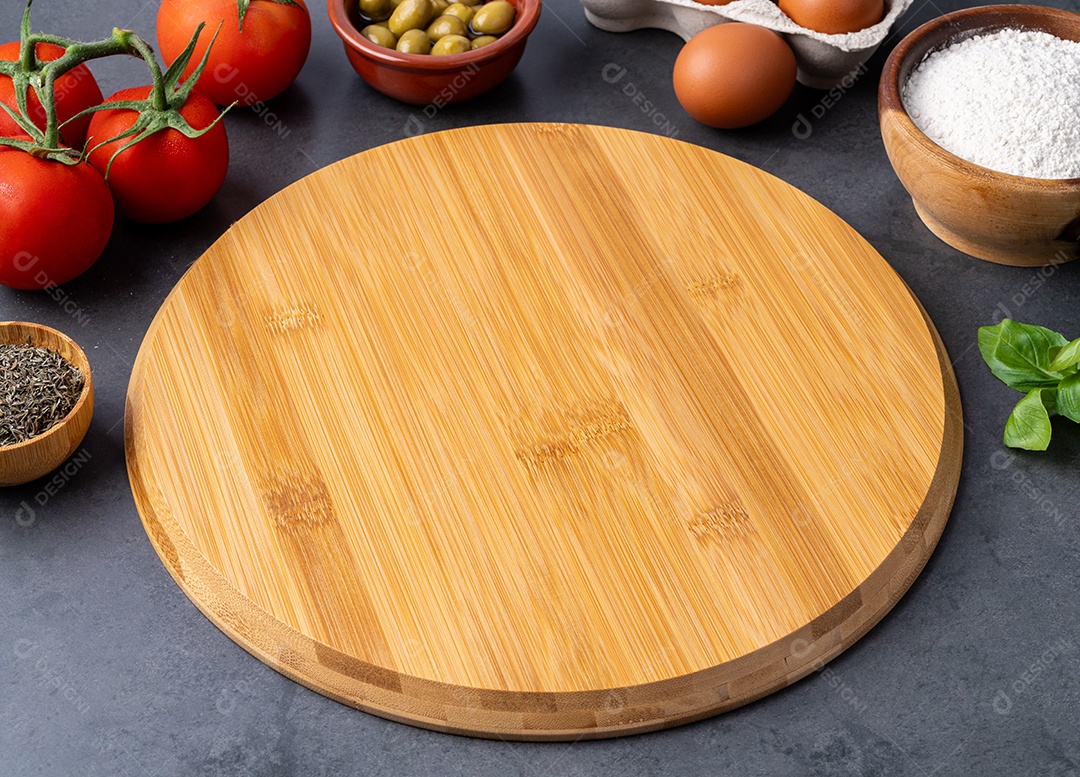 Tábua de madeira de pizza vazia com tomate, ovos e farinha