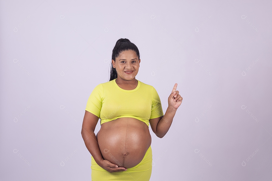 Linda mulher jovem grávida sobre fundo isolado