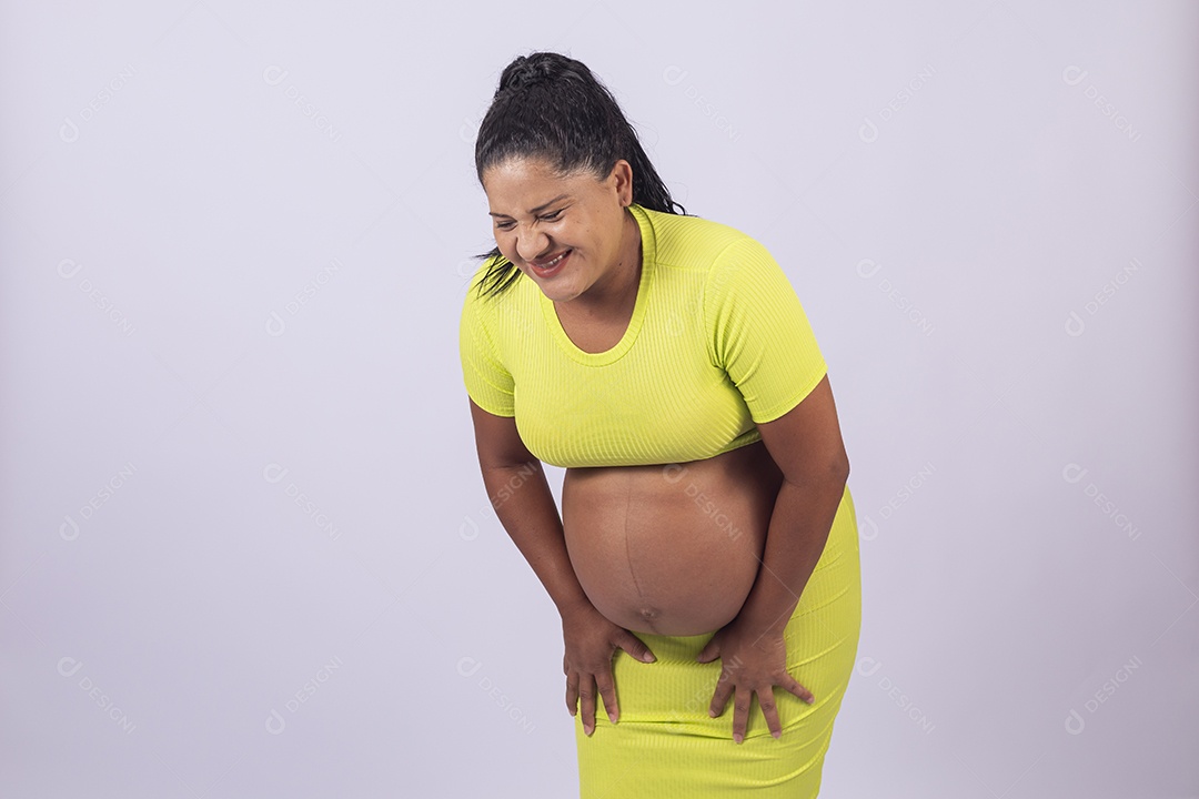 Linda mulher jovem grávida sobre fundo isolado