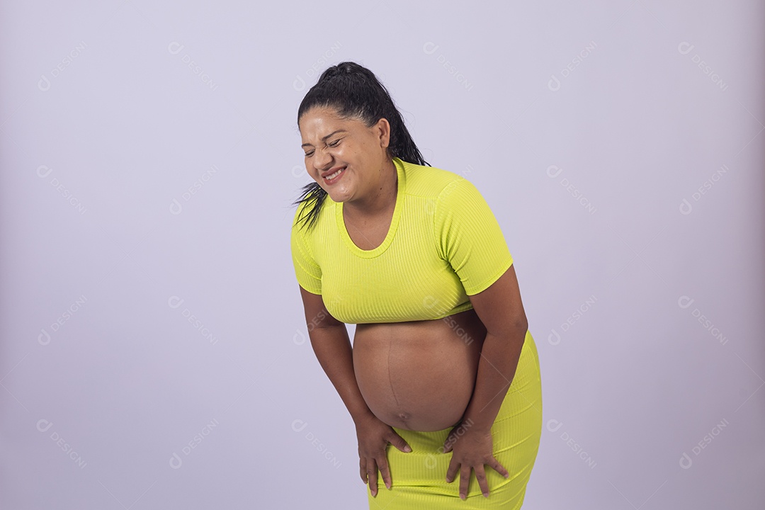 Linda mulher jovem grávida sobre fundo isolado