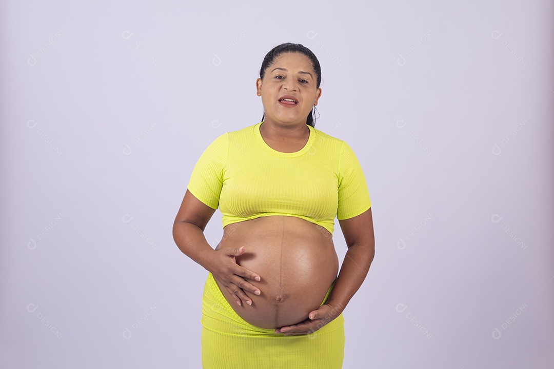 Linda mulher jovem grávida sobre fundo isolado