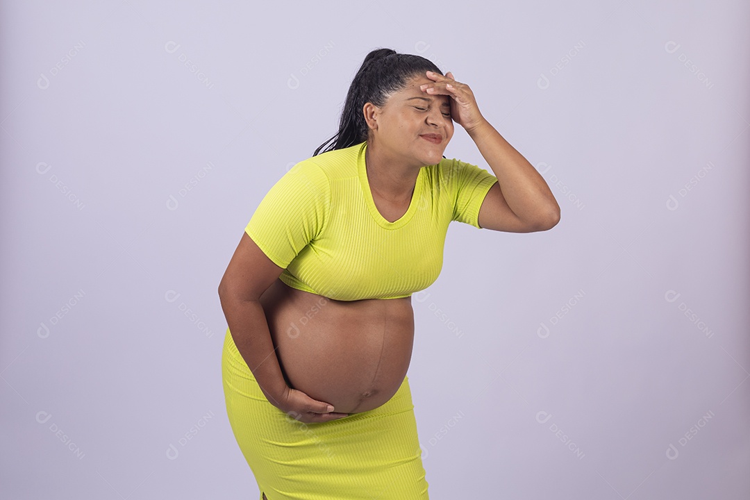 Linda mulher jovem grávida sobre fundo isolado