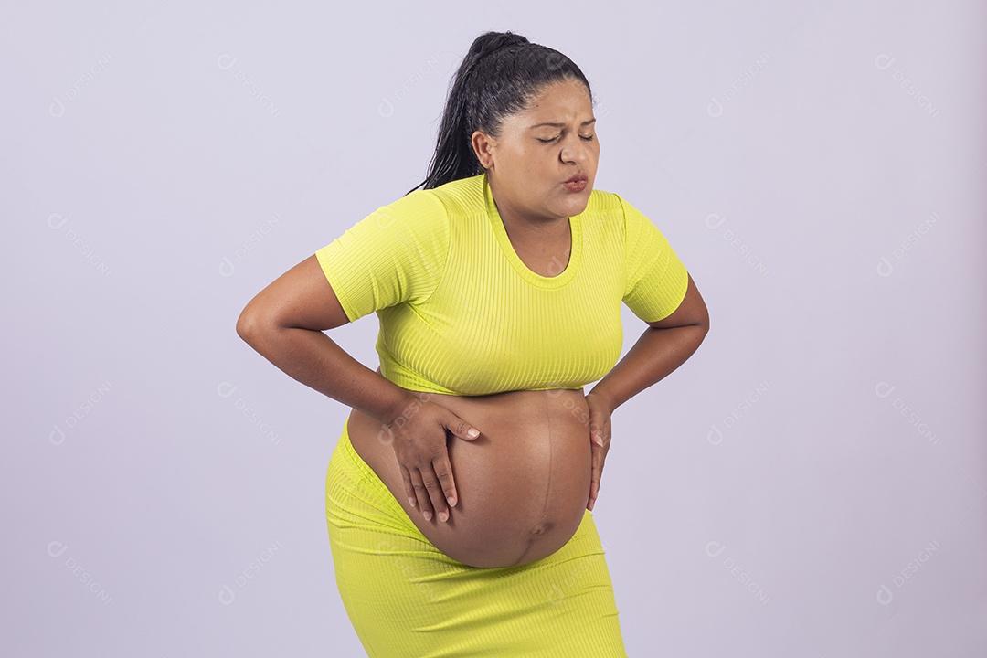Linda mulher jovem grávida sobre fundo isolado