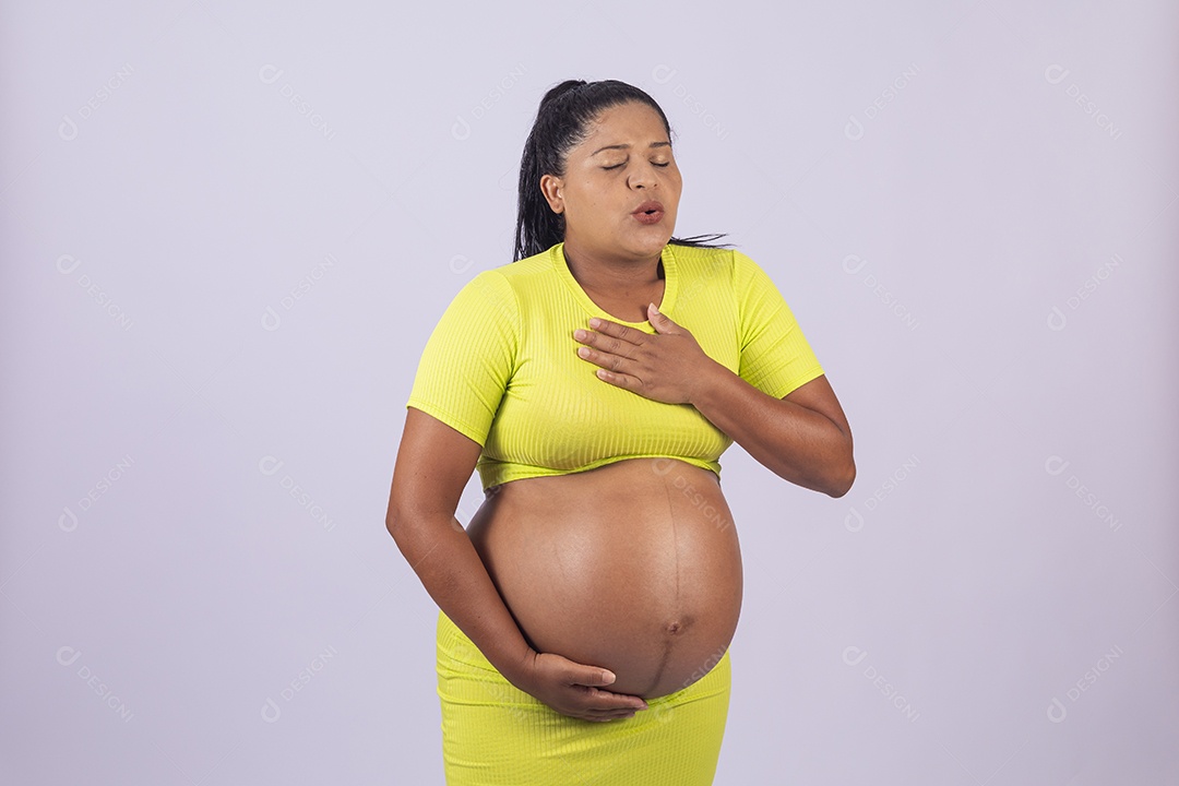 Linda mulher jovem grávida sobre fundo isolado